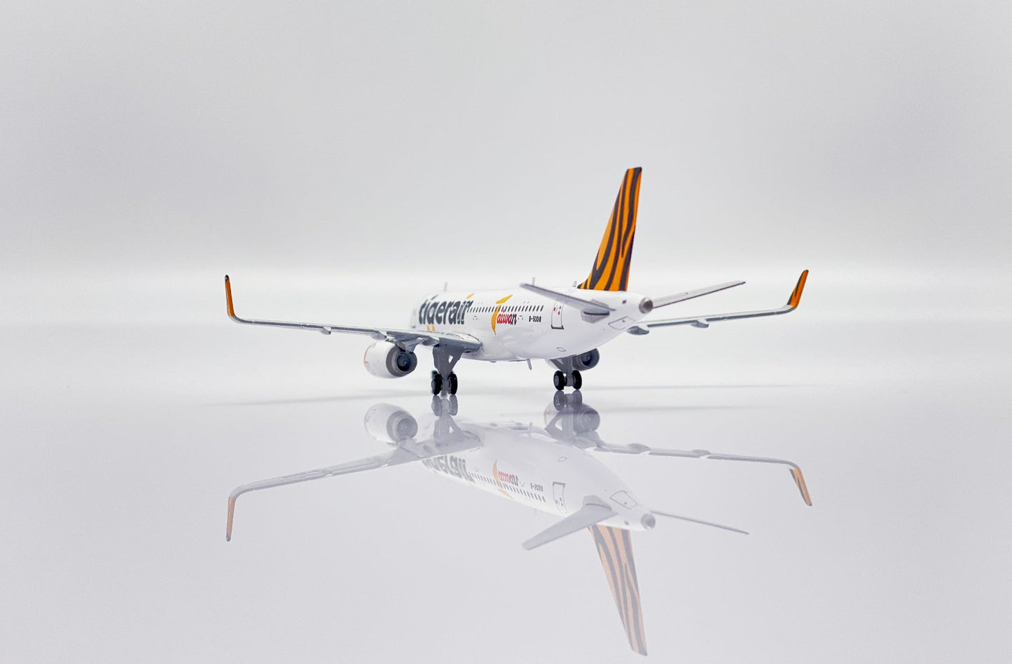 1/400 Tigerair Taiwan Airbus A320 Reg: B-50018 with Antenna