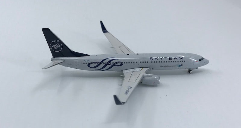 1/400 B737-800 Garuda Skyteam