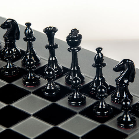 Classic Metal Staunton chess set black/white chessmen and 28cm Alum. Chessboard black/white squares