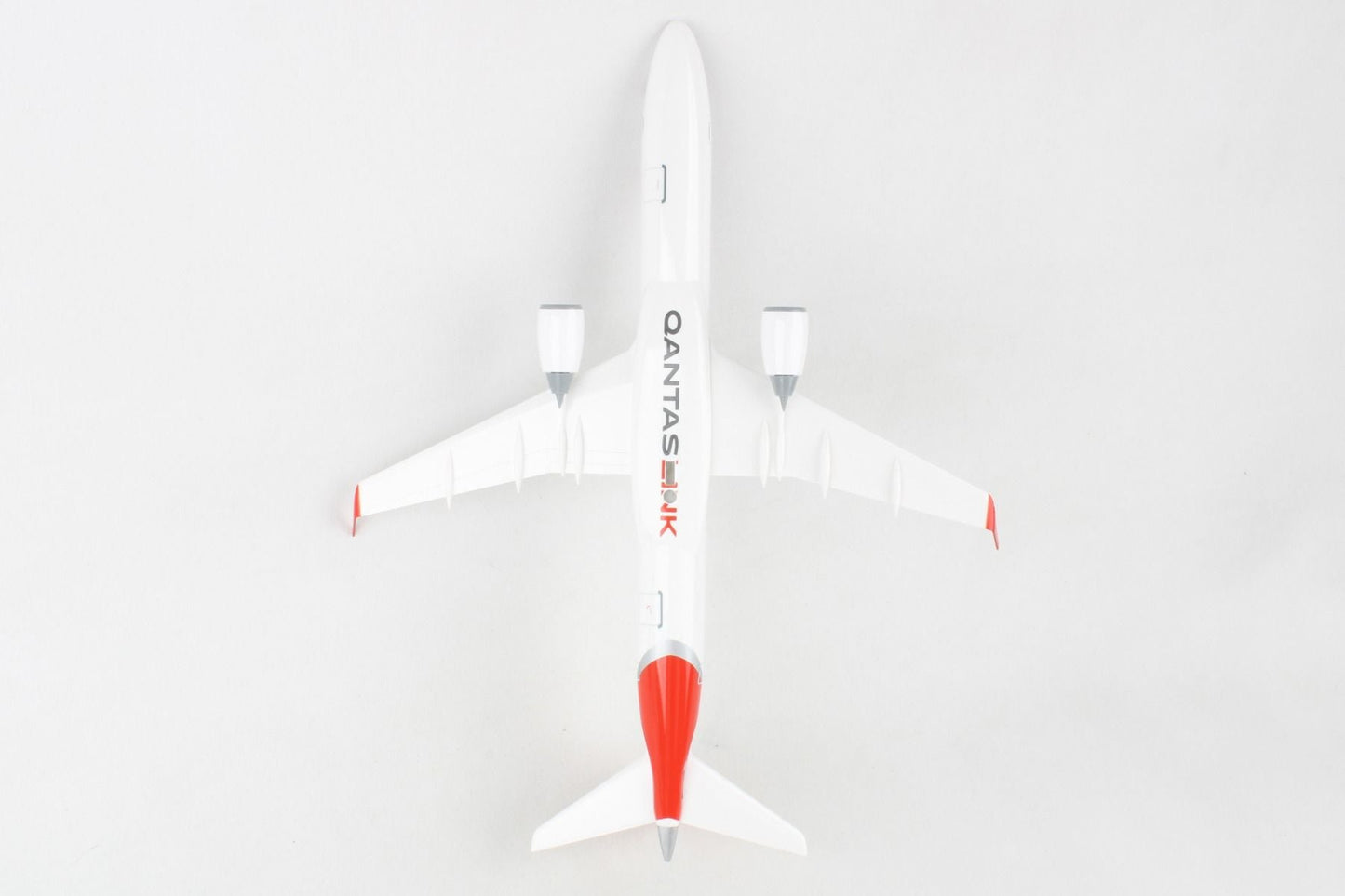 1/100 QANTAS E190