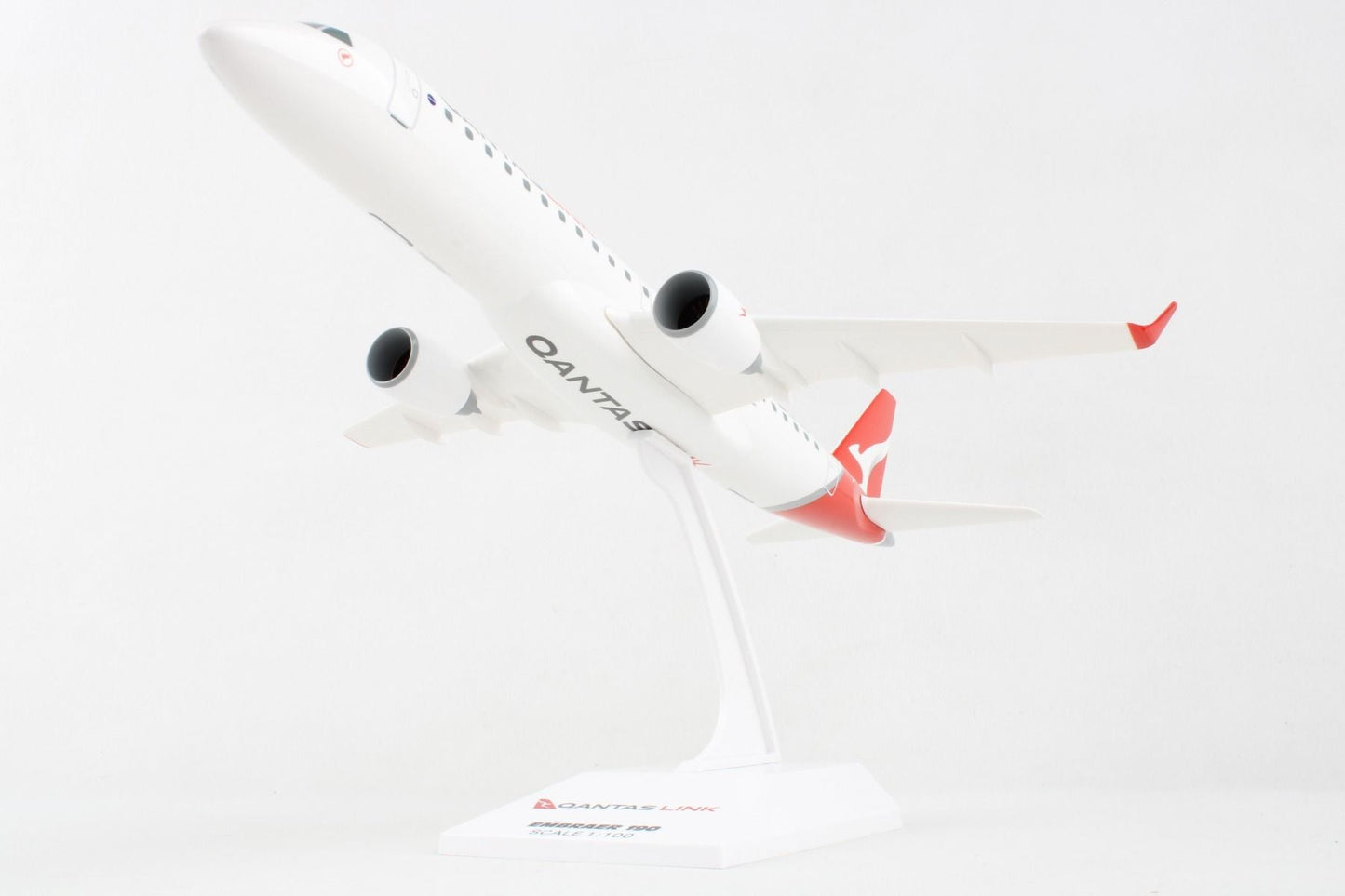 1/100 QANTAS E190