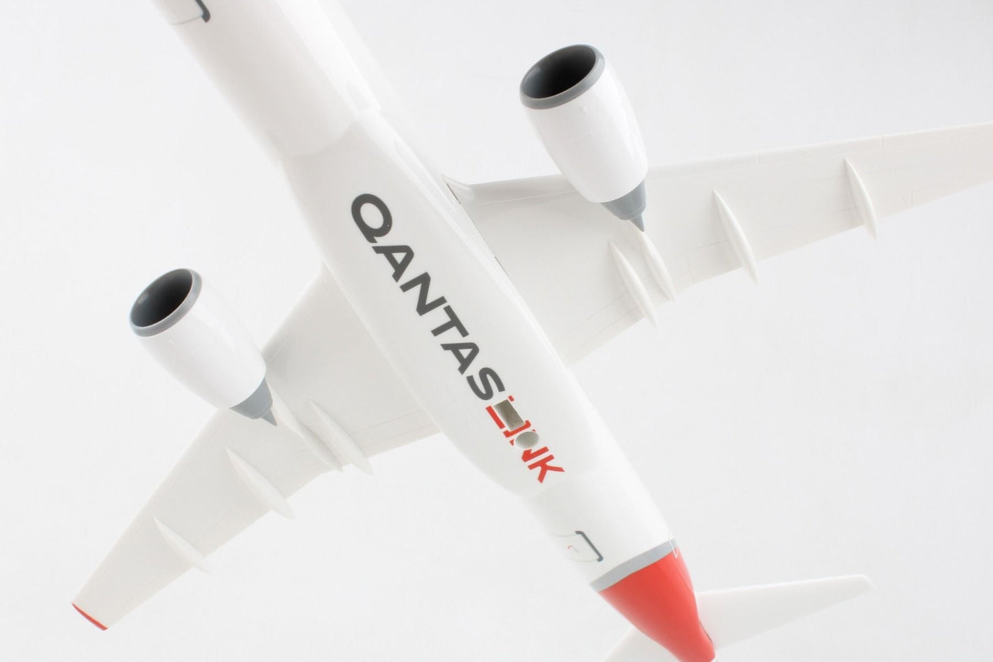 1/100 QANTAS E190