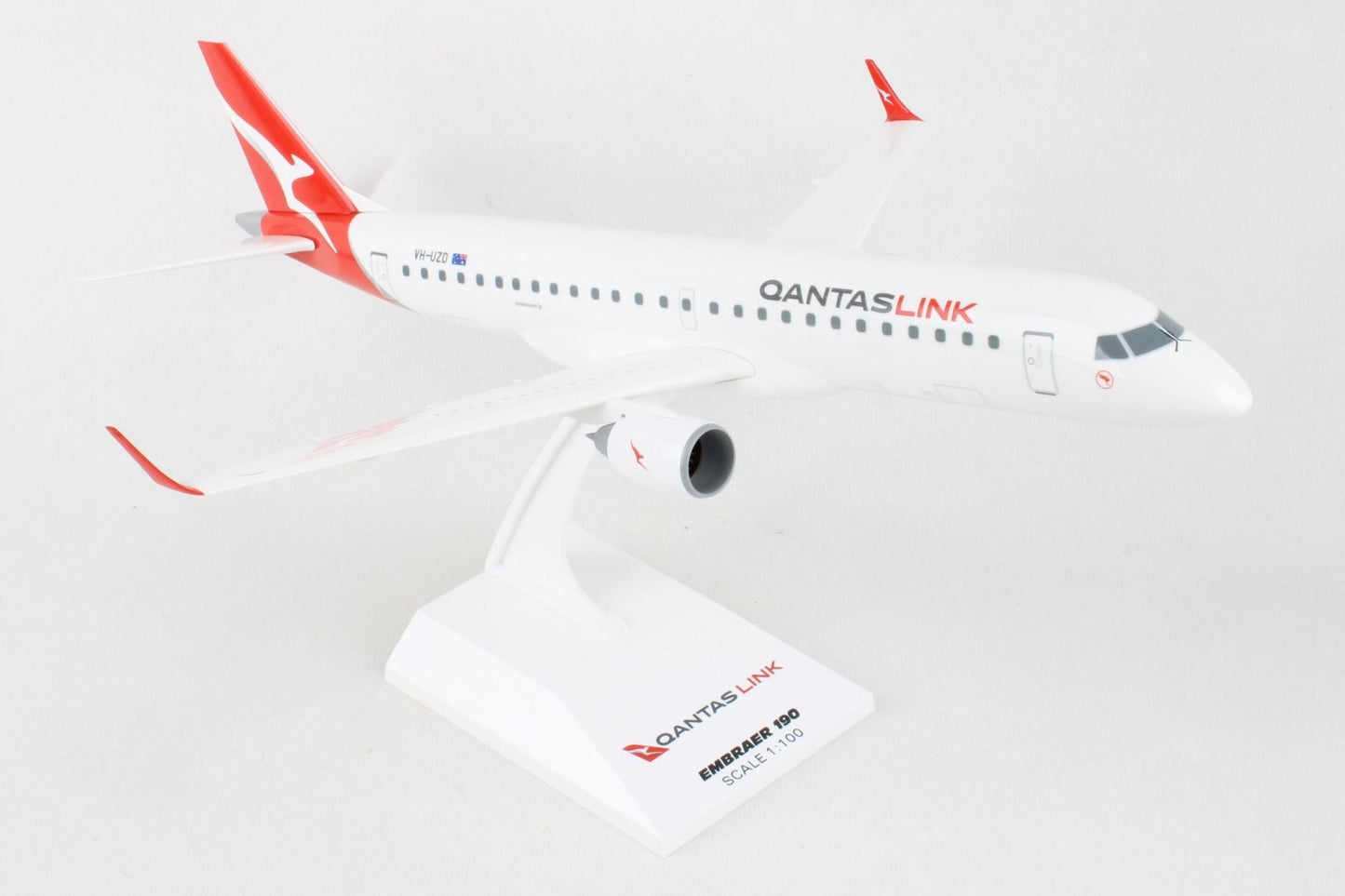 1/100 QANTAS E190