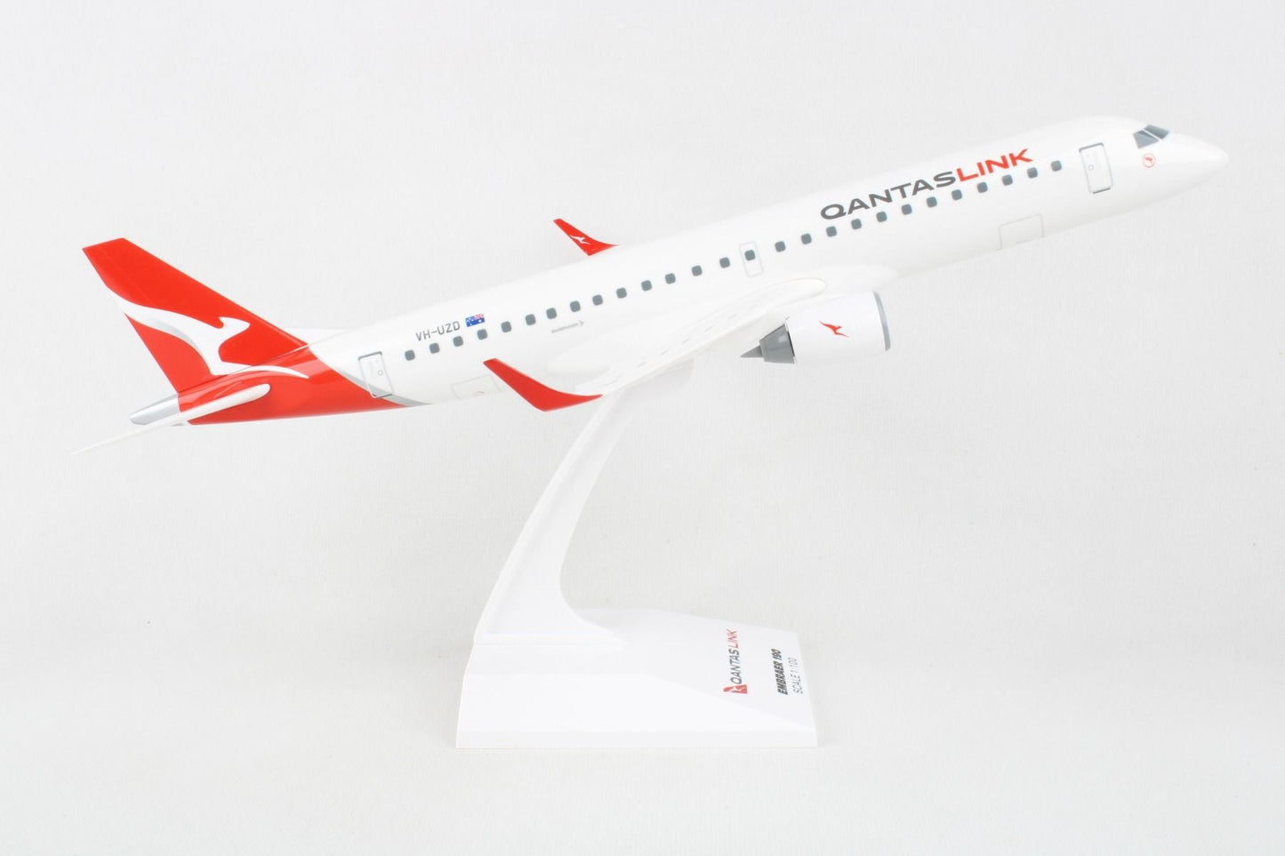 1/100 QANTAS E190