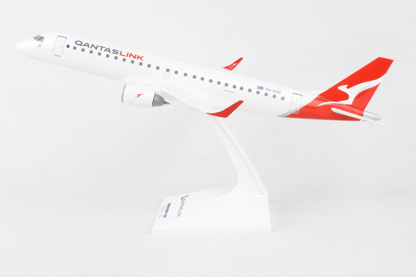 1/100 QANTAS E190