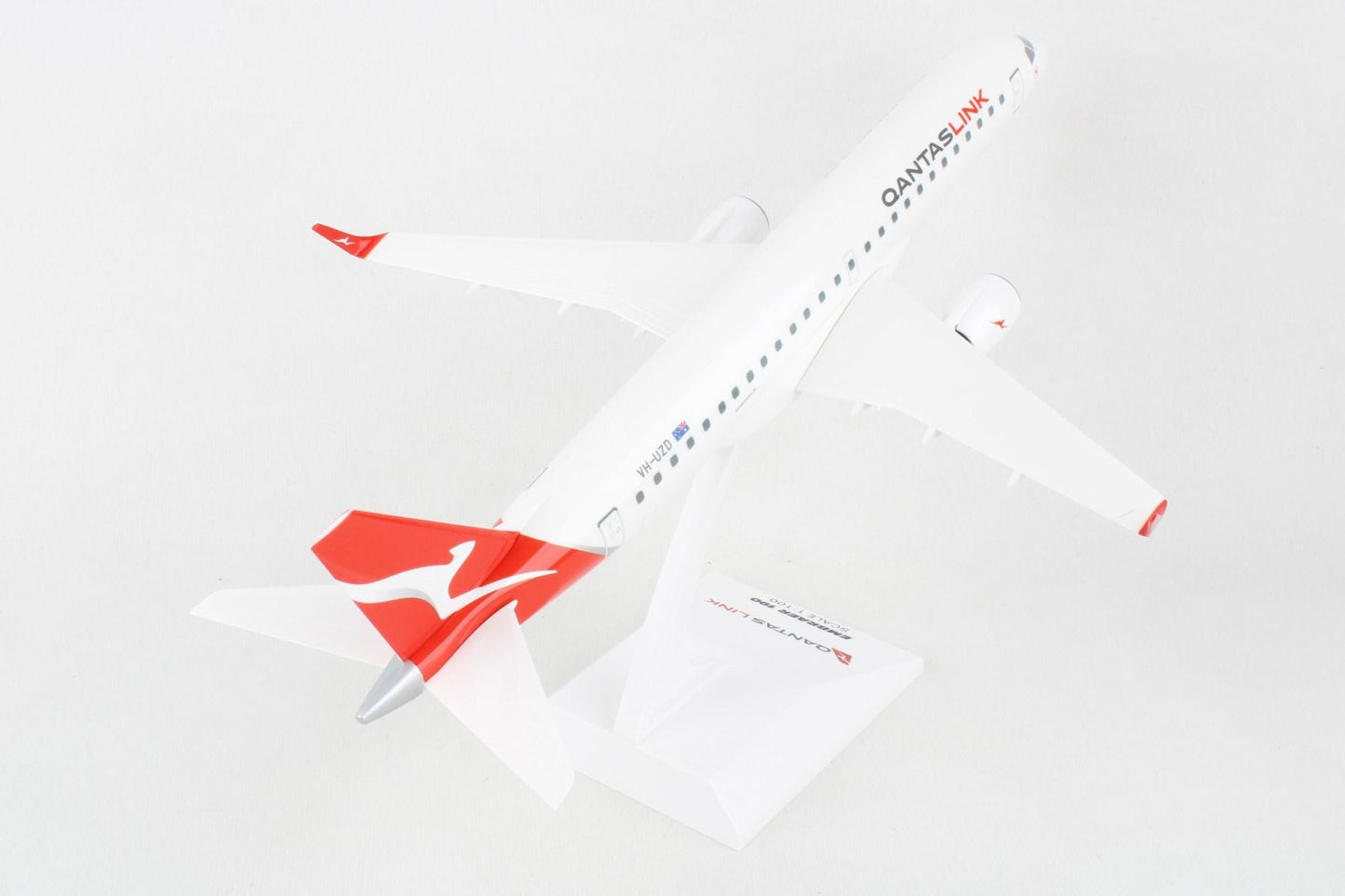 1/100 QANTAS E190