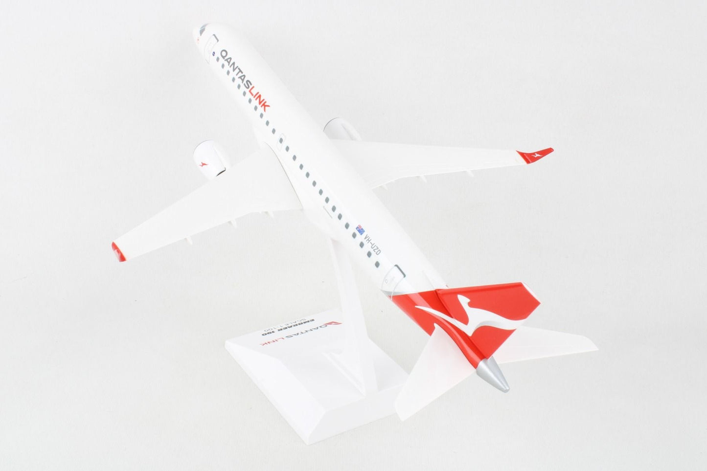 1/100 QANTAS E190