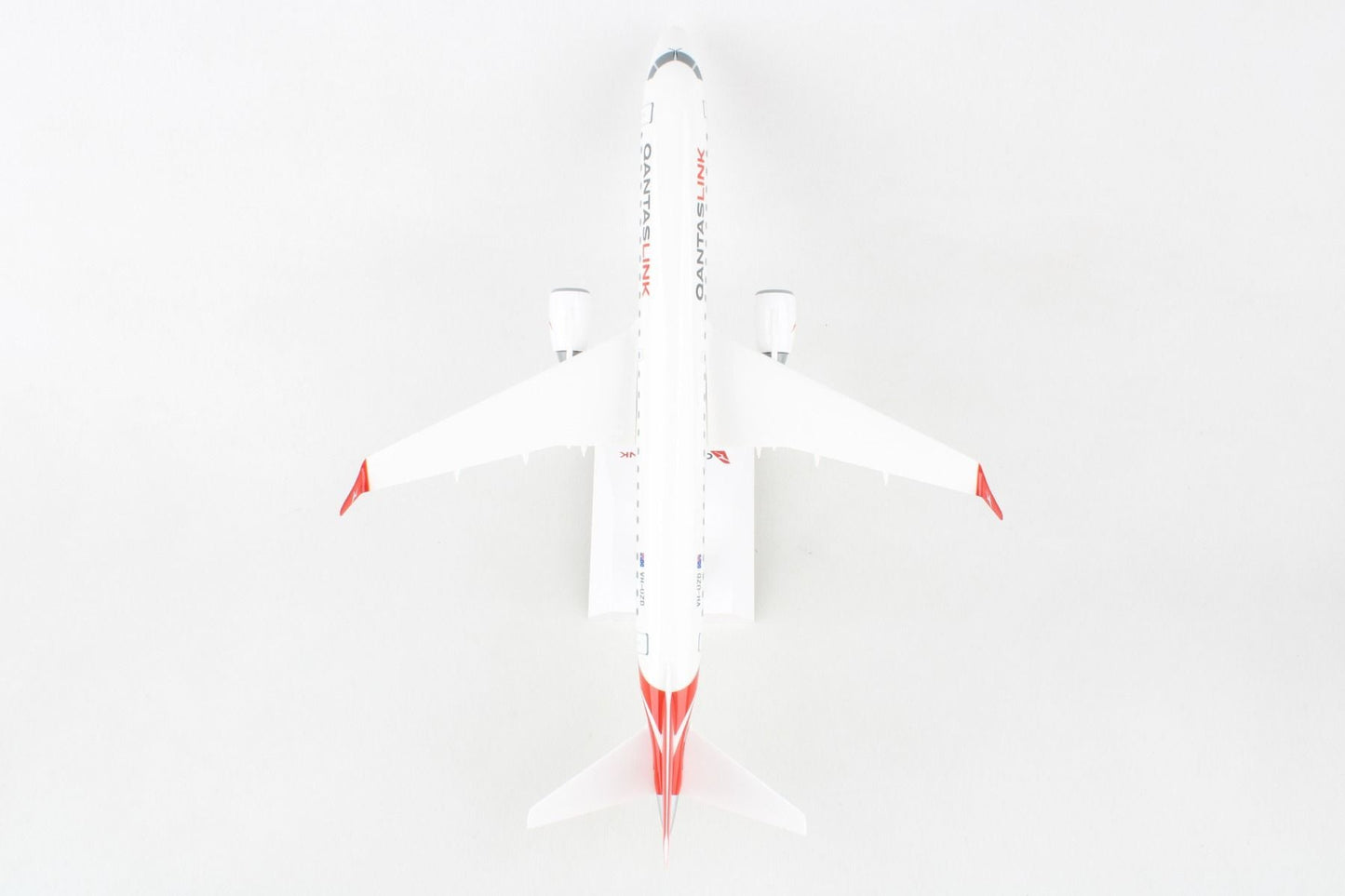 1/100 QANTAS E190