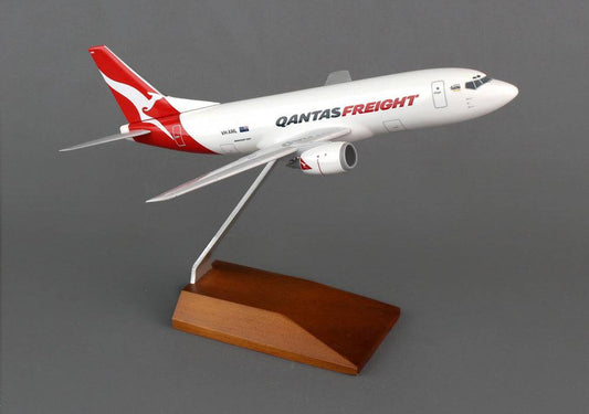 1/130 B737-300F Qantas Freight with sticker