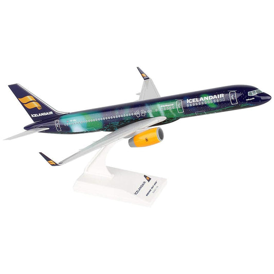 1/150 B757-200 IcelandAir Hekla Aurora