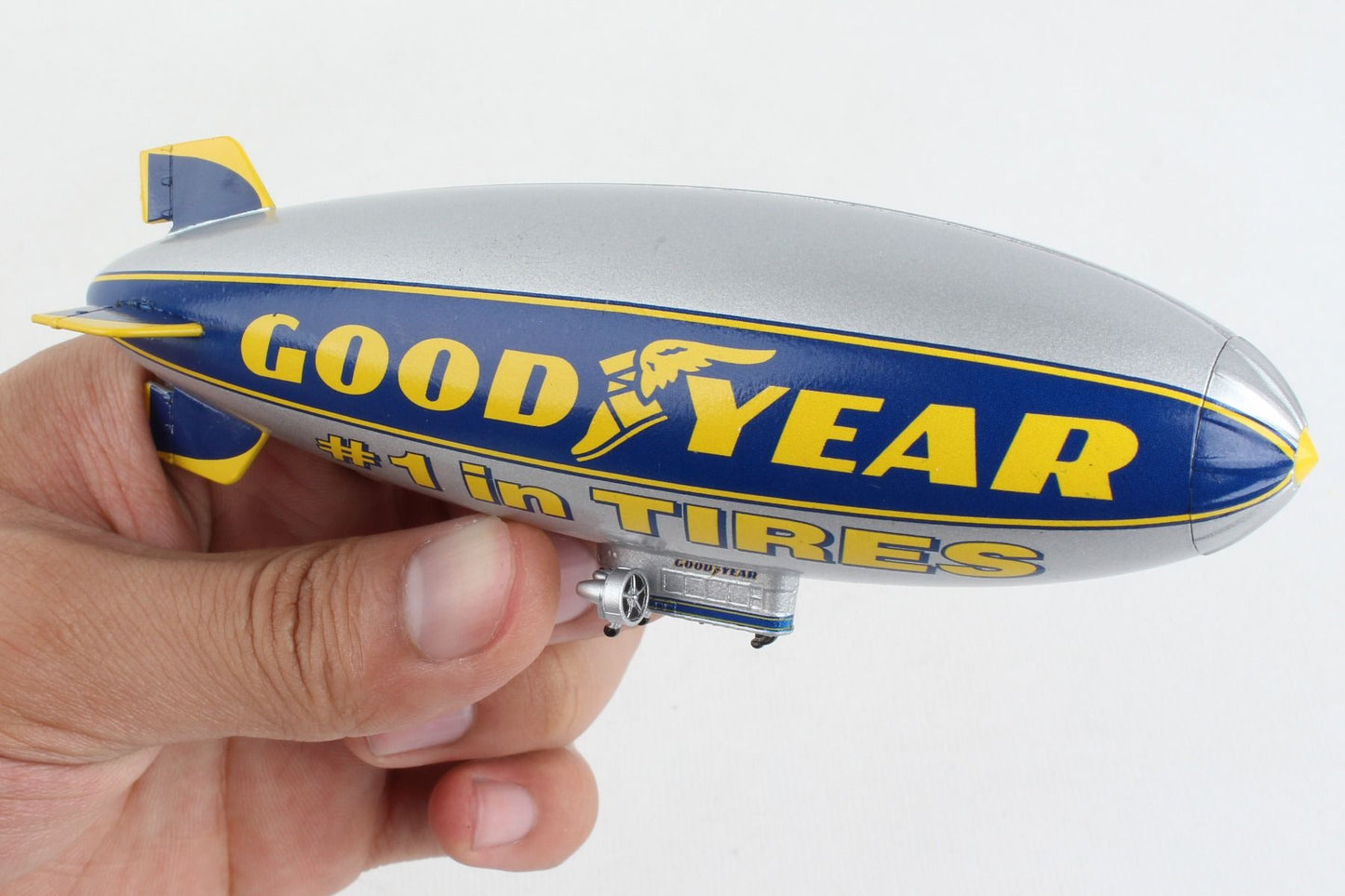 1/350 Goodyear Blimp