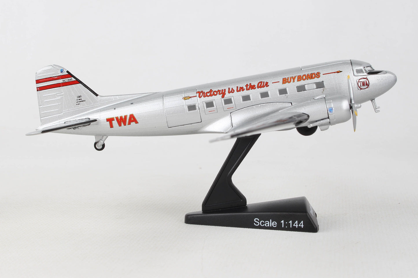 1-144 TWA DC-3