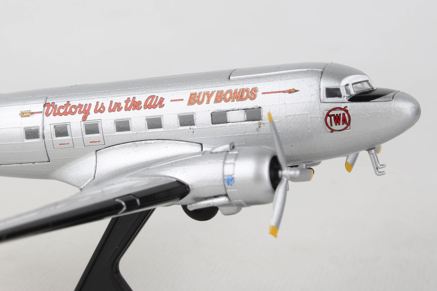 1-144 TWA DC-3