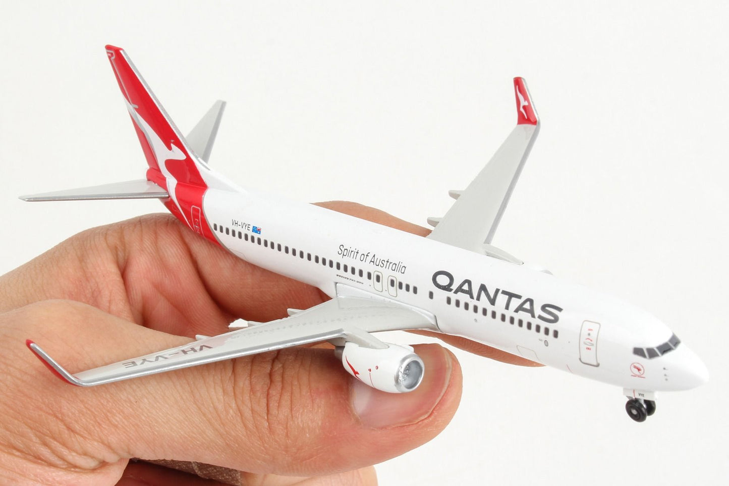 1/300 QANTAS B737-8 Alice Springs VH-VYE