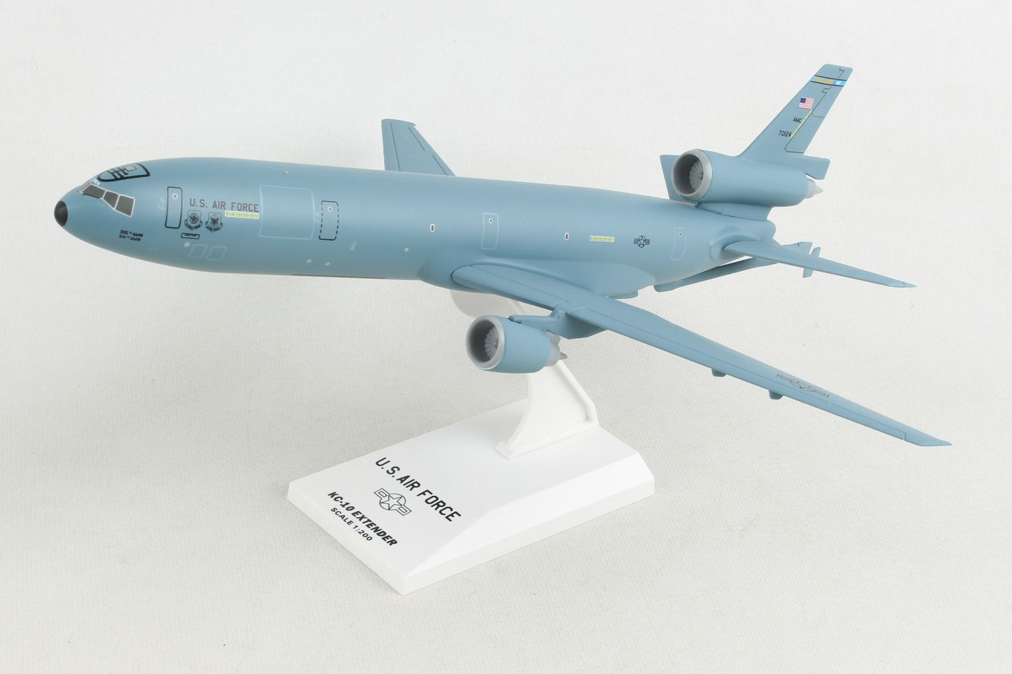 1/200 USAF KC-10 MCGUIRE AFB (New Livery)