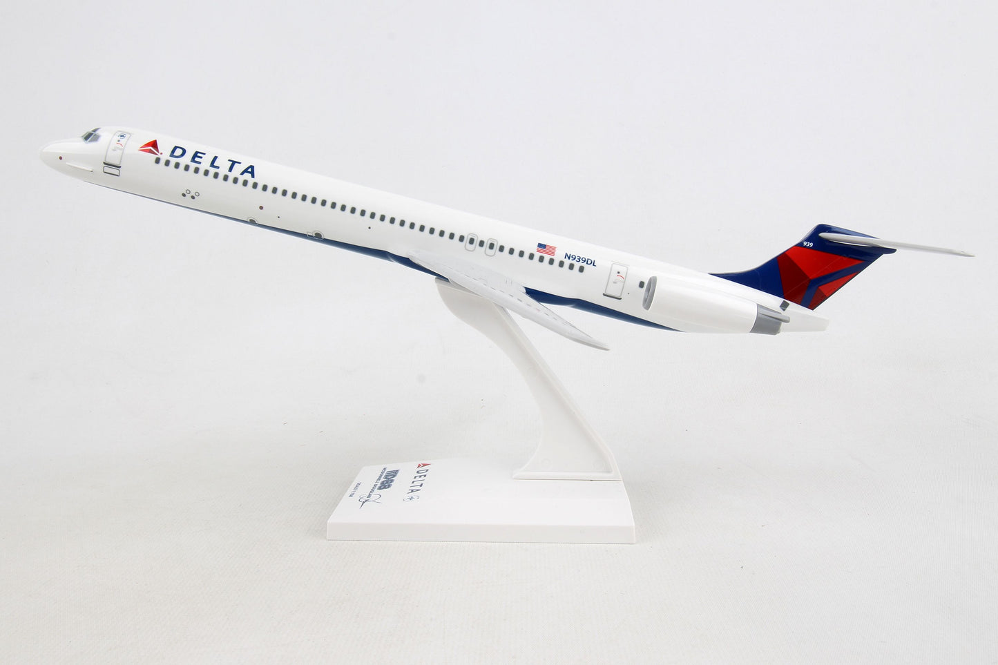 1/150 DELTA MD-80